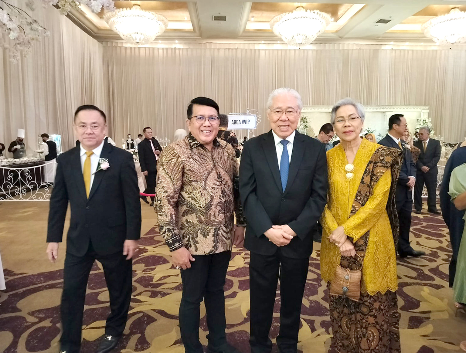 Menghadiri Acara Resepsi Pernikahan Putra Putri Ibu Ning Wahyu, Ketua DPP APINDO Provinsi Jawa Barat.